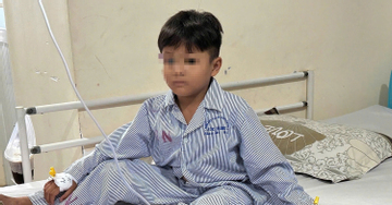 Bé trai 6 tuổi bị thủng ruột khi nuốt phải 4 viên nam châm