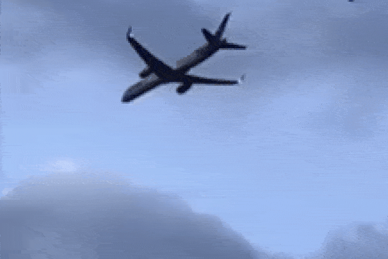 Clip: Máy bay chở gần 300 người cháy động cơ giữa trời