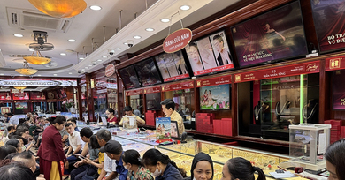 Đội mưa xếp hàng chờ mua 1 chỉ vàng ở Hà Nội, khách vẫn tự tin ‘sẽ còn lên nữa'