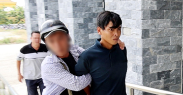 Đối tượng hiếp dâm bé gái bị bắt trước sự ngỡ ngàng của vợ con