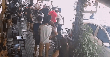 Hà Nội: Đỗ xe sang chắn trước cửa quán cà phê, tài xế lao vào nhà đánh người khi bị nhắc nhở