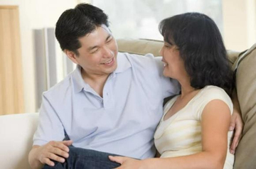 Một phụ nữ 60 tuổi tái hôn với người chồng 40 tuổi, cảm giác thế nào?: Hãy nghe cô ấy nói sự thật