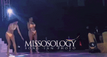 Thí sinh Hoa hậu Hòa bình nhào lộn khi diễn bikini