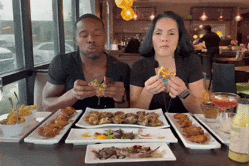 Xe mất lái lao vào nhà hàng, cặp đôi diễn viên bị tông nhập viện