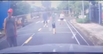 Xử phạt nhóm người giăng lưới đánh cầu lông giữa đường ở TPHCM