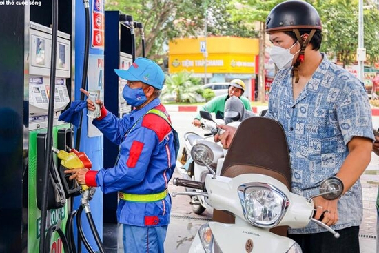 Giá xăng dầu hôm nay 2/8: Thế giới giảm, trong nước ổn định