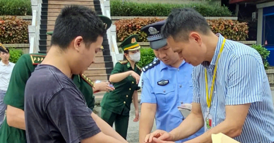 Bắt giữ tội phạm người nước ngoài bị Interpol truy nã đỏ