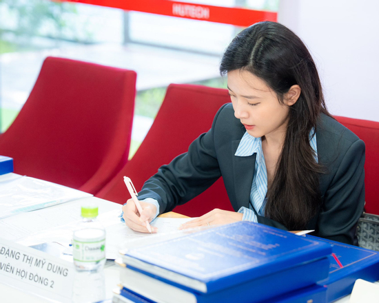 Midu bị chụp lén khi đi chấm thi cho sinh viên, nhan sắc thật lộ rõ qua ảnh được 'tag'