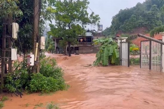 Nhà cửa bị cuốn trôi, 10 người thương vong do mưa lũ ở Sơn La, Điện Biên