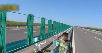 Bố bỏ con giữa quốc lộ nắng gắt, nói câu lạnh lùng gây phẫn nộ mạng xã hội