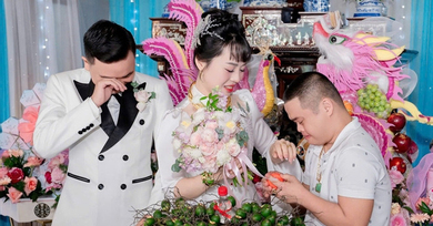 Cô dâu òa khóc khi anh trai bị bệnh Down tặng vàng cưới, dặn ‘đừng rửa bát nhiều’