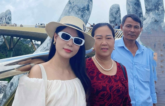 Cô gái Thanh Hóa rơi nước mắt khi bố bất ngờ cho tiền sau 29 năm