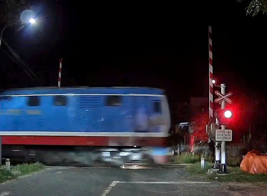 Gác chắn đường ngang ở Quảng Trị tự động mở lên khi tàu chưa qua