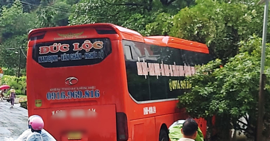 Tai nạn xe khách chở 38 người tại Lào Cai, 1 người tử vong