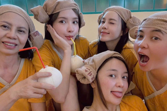 Mặt mộc 'gây sốt' của 5 mẹ con nhà Thiều Bảo Trâm
