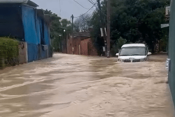30 phút nước mưa dâng 1m, dân Đồng Nai đang ngủ thì bật dậy ôm con chạy