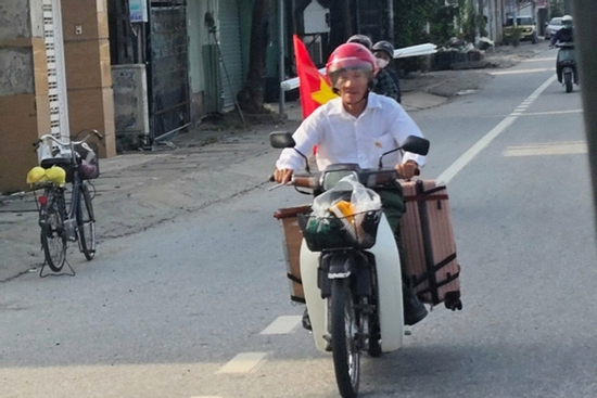 Cựu binh U80 ‘trốn vợ’, tự lái xe máy từ Nghệ An ra Hà Nội xem diễu binh 2/9