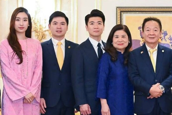 Đỗ Mỹ Linh lộ diện đầy khí chất trong khung hình chụp với nhà chồng