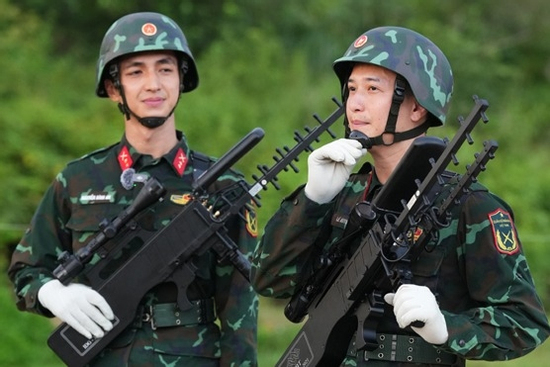 Hai mỹ nam VFC Bình An và Huỳnh Anh vinh dự được huấn luyện cùng các chiến sĩ phục vụ A80