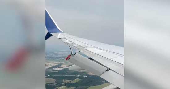 Hành khách hốt hoảng khi cánh máy bay bị gãy giữa không trung