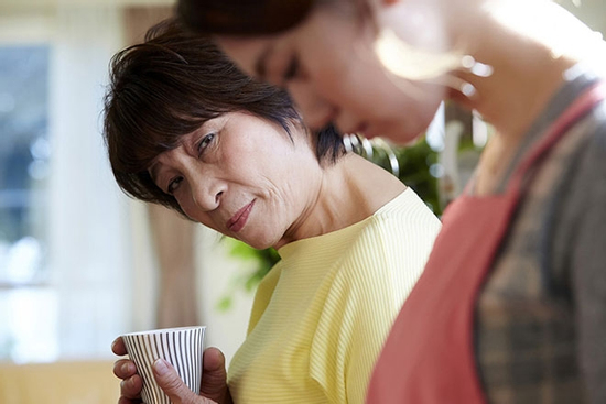 Mẹ chồng khó chịu ra mặt vì tôi đẻ 2 con gái, chồng gay gắt nói 1 câu khiến bà thay đổi