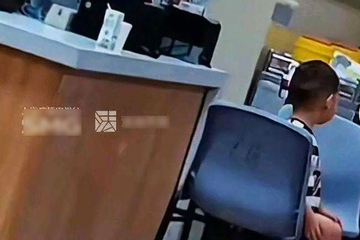 Mẹ đột tử, cậu bé 2 tuổi sống bên thi thể nhiều ngày trước khi bố đón về nuôi