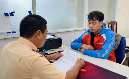 Xử phạt thanh niên lái ôtô mui trần kéo theo xe điện trên phố