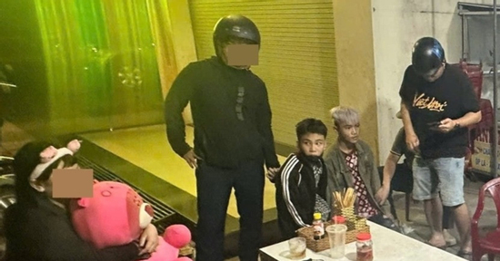 Ép bé gái 13 tuổi làm tiếp viên rồi bán cho nhiều chủ quán karaoke