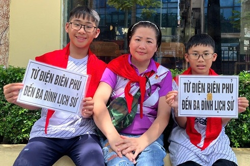 3 mẹ con đi bộ từ Điện Biên về Hà Nội xem diễu binh, xúc động lời bà bán rong