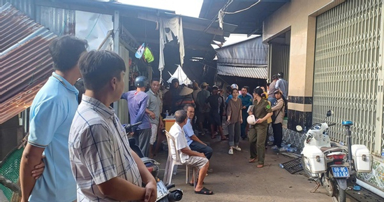 Bắt nghi phạm chém vợ rồi đốt nhà làm cháy lan sang chợ ở Cà Mau