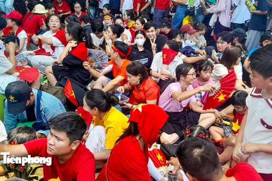 Đùm cơm nắm, 'bày cỗ' trên vỉa hè chờ xem tổng hợp luyện diễu binh, diễu hành