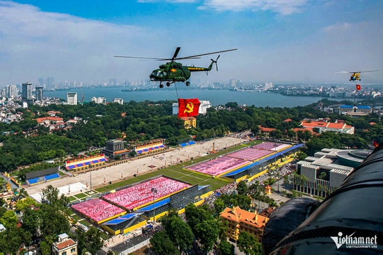 Hà Nội cổ kính và hiện đại dưới bóng cờ nhìn từ trực thăng