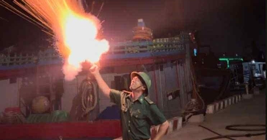 Nghệ An cấm biển, bắn pháo sáng kêu gọi tàu thuyền vào bờ tránh bão số 5