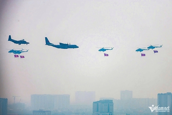 Tiêm kích, trực thăng rầm rộ bay trên bầu trời Hà Nội