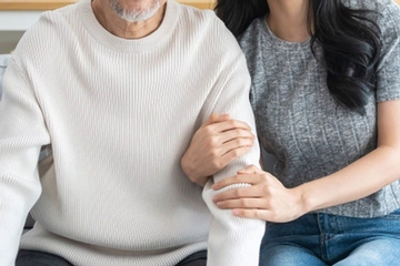 Chồng già đột quỵ trong ngày cưới, vợ kiểm soát rồi chiếm đoạt 4 tỷ đồng