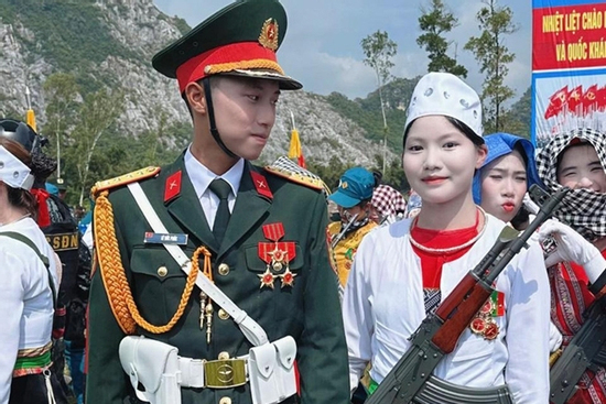 Chuyện tình chàng 'sĩ quan lục quân' và 'nữ dân quân' tại A80 gây sốt mạng