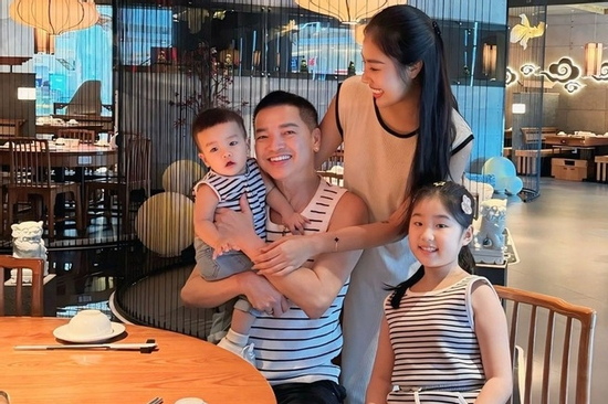 Con riêng - con chung của diễn viên Quang Minh và bạn gái kém 37 tuổi cùng khung hình