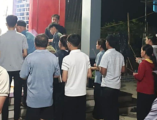 Gia cố mái nhà chống bão, 3 người ở Nghệ An bị điện giật thương vong