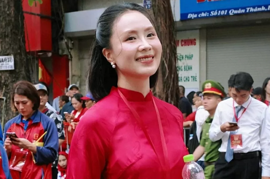 Hồng Diễm gây chú ý trong ngày hợp luyện diễu hành A80