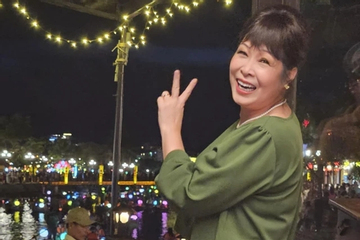 Không son phấn, NSND Hồng Vân vẫn rạng rỡ ở tuổi 59