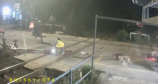Thêm một vụ thanh niên phóng xe máy ‘thông chốt’ đường sắt, 2 người bị thương