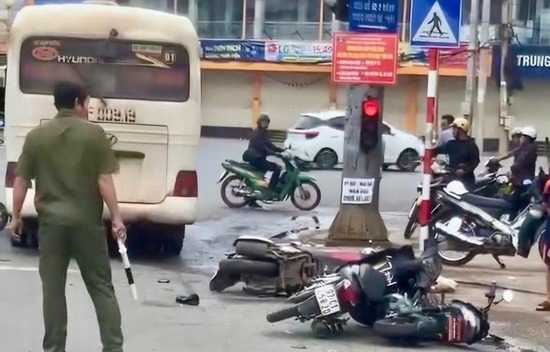Xe khách tông hàng loạt xe máy đang chờ đèn đỏ