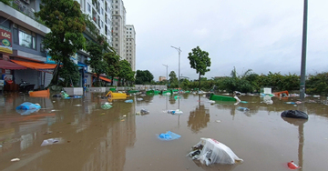 Chung cư ở Hà Nội thành 'ốc đảo' sau mưa lớn, loạt ô tô dưới hầm bị nước bủa vây