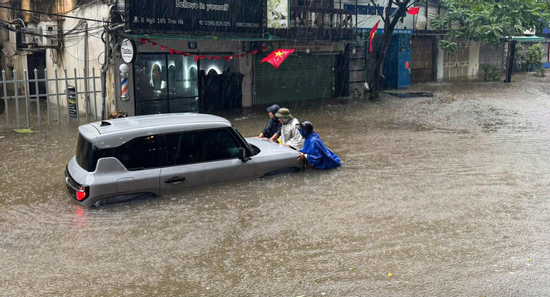 Giao thông Hà Nội hỗn loạn sau mưa lớn, tài xế bỏ ô tô trên đường ngập