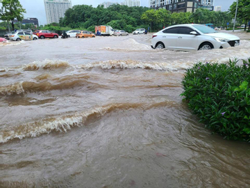 Hà Nội mưa cả đêm, khắp nơi ngập sâu, giao thông tắc cứng