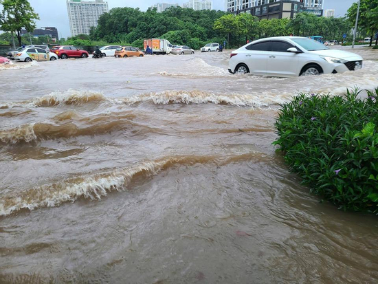 Hà Nội mưa cả đêm, khắp nơi ngập sâu, giao thông tắc cứng