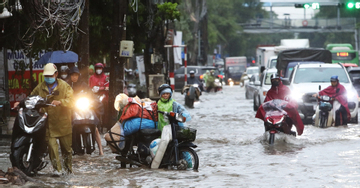 Xe chết máy nằm la liệt trên phố, người Hà Nội 'khóc' trên đường đi làm