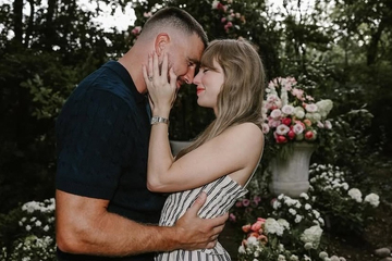 Bạn trai cầu hôn Taylor Swift