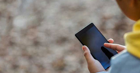 Chơi điện thoại nhiều giờ, nam thanh niên 19 tuổi đột ngột liệt người