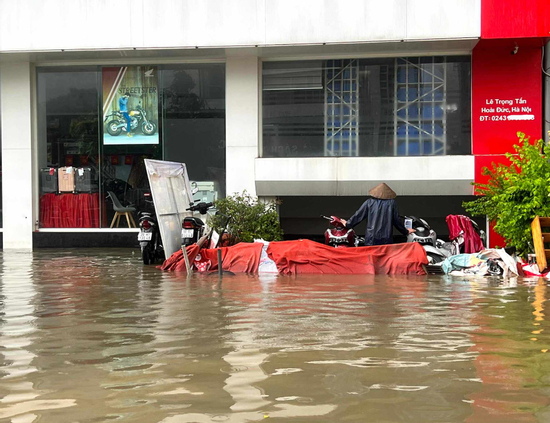 Chung cư, biệt thự triệu đô ở Hà Nội dựng vách chống ngập hầm giữa biển nước